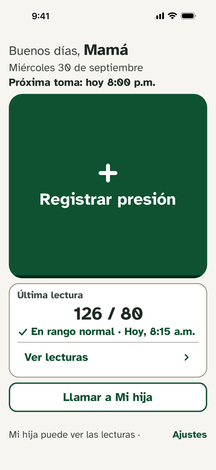 El inicio en el teléfono de Mamá: «Buenos días, Mamá», el botón verde grande «Registrar presión», su última lectura, 126 / 80, en rango normal, y el botón «Llamar a Mi hija».